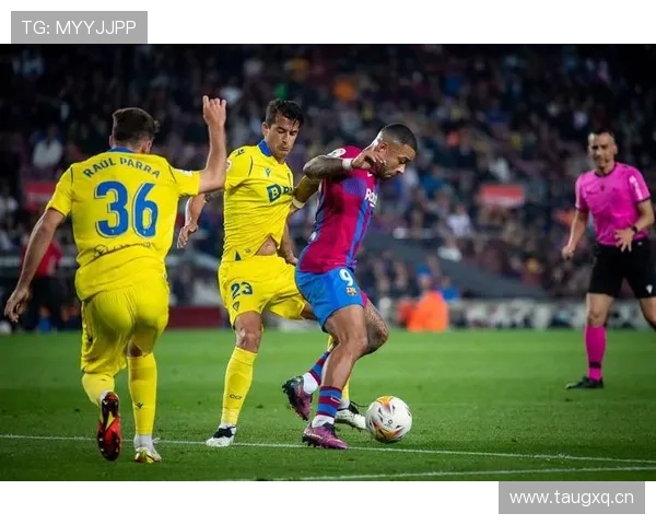 巴萨球迷赛后遭毕包围堵 防暴警察出动